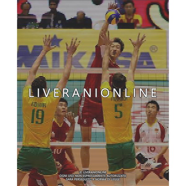 (110926) -- TEHRAN, Sept. 26, 2011 () -- China\'s Liang Chunlong (C) spikes the ball during the match against Australia at the 16th Asian Men\'s Volleyball Championship in Tehran, capital of Iran, on Sept. 26, 2011. Australia won 3-1. (/Ahmad Halabisaz) / Tehran, Iran , Campionato maschile di Volley Cina VS Australia - AG. ALDO LIVERANI SAS- ITALY ONLY *** Local Caption *** .