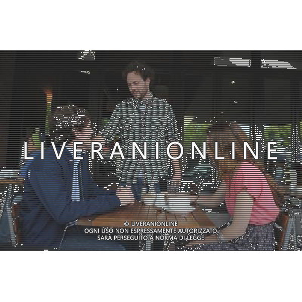 Left to right: Anton Yelchin (as Jacob), discusses a scene with Co-Writer/Director Drake Doremus and Felicity Jones (as Anna) on the set of LIKE CRAZY, from Paramount Vantage and Indian Paintbrush. / Foto di scena del film \' Like Crazy \' - AG. ALDO LIVERANI SAS- ITALY ONLY *** Local Caption *** .
