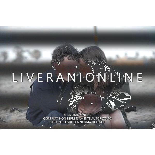 Left to right: Anton Yelchin plays Jacob and Felicity Jones plays Anna in LIKE CRAZY, from Paramount Vantage and Indian Paintbrush. / Foto di scena del film \' Like Crazy \' - AG. ALDO LIVERANI SAS- ITALY ONLY *** Local Caption *** .