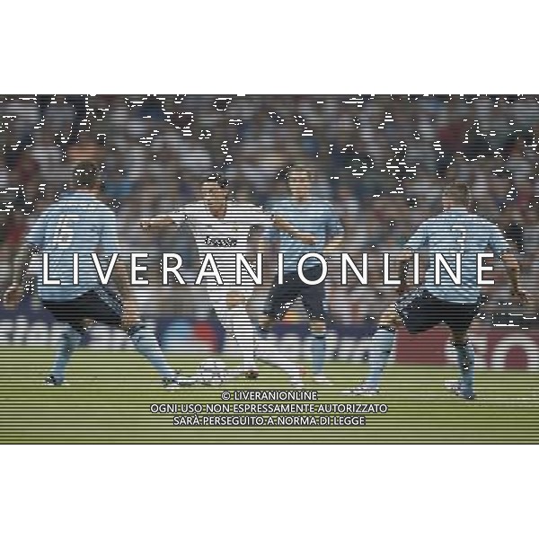 Real Madrid\'s Mesut …zil against AFC Ajax Amsterdam\'s Theo Janssen and Toby Alderweireld during UEFA Champions League match. September 27, 2011. (ALTERPHOTOS/Alvaro Hernandez) /AG ALDO LIVERAN SAS ITALY ONLY