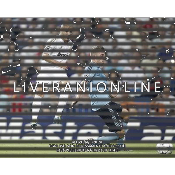 Real Madrid\'s Karim Benzema against AFC Ajax Amsterdam\'s Derk Boerrigter during UEFA Champions League match. September 27, 2011. (ALTERPHOTOS/Alvaro Hernandez) /AG ALDO LIVERAN SAS ITALY ONLY