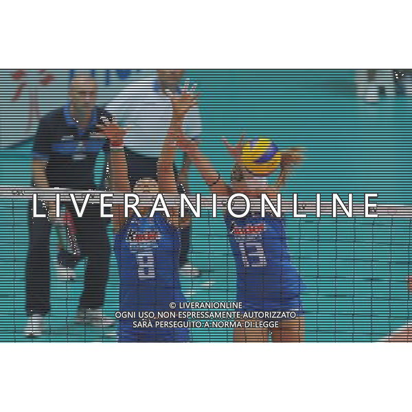 Monza 28-09-2011 Campionati Europei femminili di Pallavolo - Quarti di finale Italia - Olanda nella foto: un muro vincente di Costagrande e Arrighetti foto Roberto Garavaglia - ag. Aldo Liverani sas Italia - Olanda volley Campionati Europei femminili di Pallavolo - Quarti di finale 