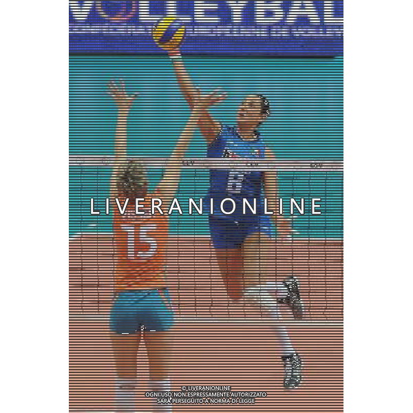 Monza 28-09-2011 Campionati Europei femminili di Pallavolo - Quarti di finale Italia - Olanda nella foto: un attacco di Costagrande foto Roberto Garavaglia - ag. Aldo Liverani sas Italia - Olanda volley Campionati Europei femminili di Pallavolo - Quarti di finale 