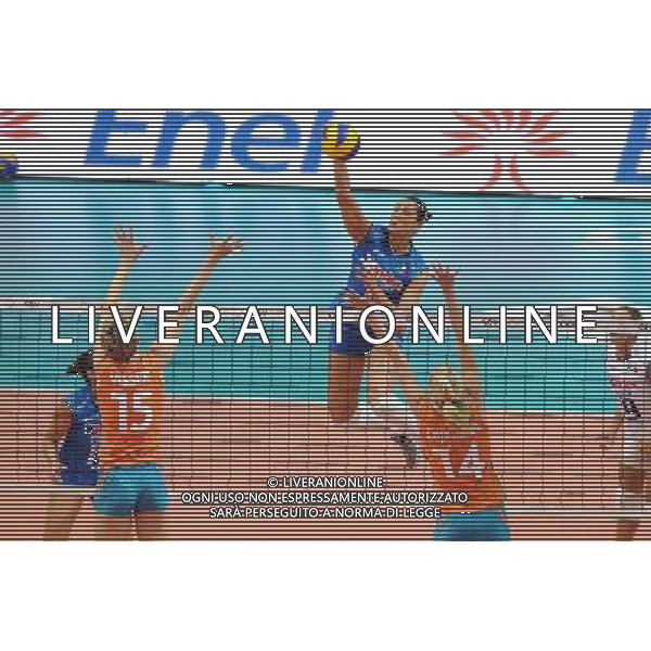 Monza 28-09-2011 Campionati Europei femminili di Pallavolo - Quarti di finale Italia - Olanda nella foto: un attacco di Costagrande foto Roberto Garavaglia - ag. Aldo Liverani sas Italia - Olanda volley Campionati Europei femminili di Pallavolo - Quarti di finale 