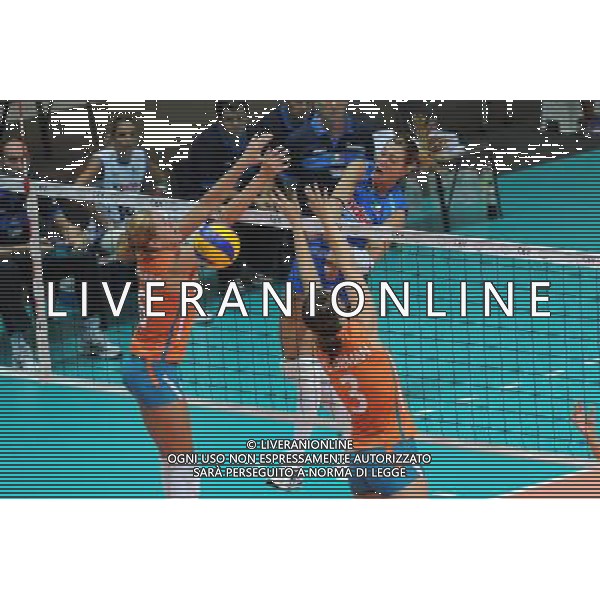 Monza 28-09-2011 Campionati Europei femminili di Pallavolo - Quarti di finale Italia - Olanda nella foto: un attacco di Arrighetti foto Roberto Garavaglia - ag. Aldo Liverani sas Italia - Olanda volley Campionati Europei femminili di Pallavolo - Quarti di finale 