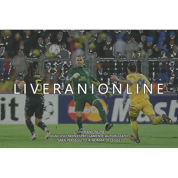 MINSK 28.09.2011 MECZ 2. KOLEJKA LIGA MISTRZOW GRUPA H SEZON 2011/2012: BATE BORYSOW - FC BARCELONA --- UEFA CHAMPIONS LEAGUE GROUP H MATCH: BATE BORISOV - FC BARCELONA VICTOR VALDES FOT. PIOTR KUCZA / NEWSPIX.PL --- Newspix.pl BATE BORISOV - BARCELONA champions league ©AG ALDO LIVERANI SAS - ITALY ONLY - *** Local Caption *** .
