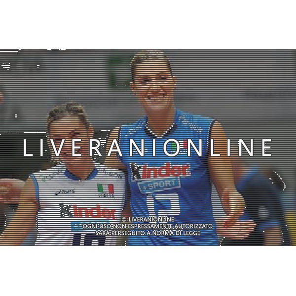 Monza 28-09-2011 Campionati Europei femminili di Pallavolo - Quarti di finale Italia - Olanda nella foto: Giulia Leonardi (Italia) a SX e Francesca Piccinini (Italia) foto Roberto Garavaglia - ag. Aldo Liverani sas