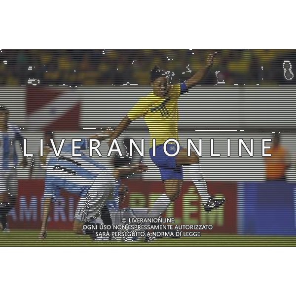 (110929) -- BELEM, Sept. 29, 2011 () -- Brazilian captain Ronaldinho (R) breaks through in the Americas Super Classic final against Argentina at the Mangueirao Stadium in Belem, Brazil, Sept. 28, 2011. Brazil won the final by 2-0. (/Agencia Estado) (BRAZIL OUT) / BELEM ,Brasile , stadio Mangueirao , finale della Super Classic Americhe Brasiel VS Argentina - AG. ALDO LIVERANI SAS- ITALY ONLY *** Local Caption ***