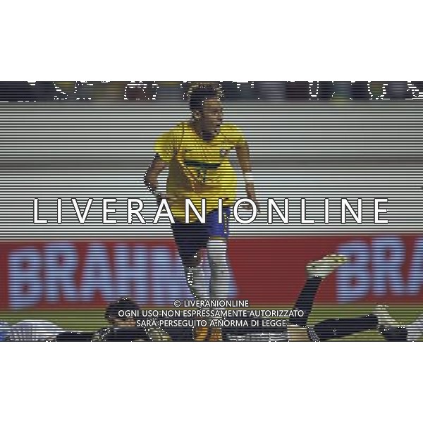 (110929) -- BELEM, Sept. 29, 2011 () -- Brazil\'s Neymar celebrates after scoring in the Americas Super Classic final against Argentina at the Mangueirao Stadium in Belem, Brazil, Sept. 28, 2011. Brazil won the final by 2-0. (/Agencia Estado) (BRAZIL OUT) / BELEM ,Brasile , stadio Mangueirao , finale della Super Classic Americhe Brasiel VS Argentina - AG. ALDO LIVERANI SAS- ITALY ONLY *** Local Caption ***