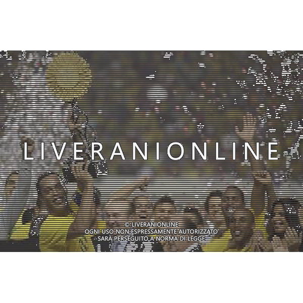 (110929) -- BELEM, Sept. 29, 2011 () -- Brazil\'s captain Ronaldinho (front, L) holds the trophy after defeating Argentina in the Americas Super Classic final at the Mangueirao Stadium in Belem, Brazil, Sept. 28, 2011. Brazil won the final by 2-0. (/Agencia Estado) (BRAZIL OUT) / BELEM ,Brasile , stadio Mangueirao , finale della Super Classic Americhe Brasiel VS Argentina - AG. ALDO LIVERANI SAS- ITALY ONLY *** Local Caption ***