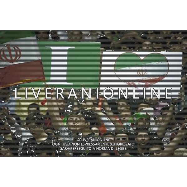 (110930) -- TEHRAN, Sept. 30, 2011 () -- Supporters of the Iranian team hold up placards during the final match between Iran and China at the 16th Asian Men\'s Volleyball Championship in Tehran, capital of Iran, Sept. 29, 2011. Iran won the final 3-1 and hence the champion of the tournament on Thursday. (/Ahmad Halabisaz) / Campionato Asiatico di Volley Maschile - AG. ALDO LIVERANI SAS- ITALY ONLY *** Local Caption *** .