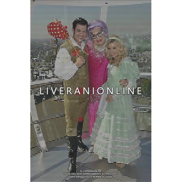 Sam Attwater, Dame Edna Everage and Anna Williamson the stars from the new wimbledon theatres pantomine Dick Whittington that runs from the 9th of December to the 15th of January went for a spin on the edf London eye 29/09/2011 - / Londra, il cast dello spettacolo teatrale Dick Whittington nel photo call di presentazione alla stampa - AG. ALDO LIVERANI SAS- ITALY ONLY *** Local Caption *** .