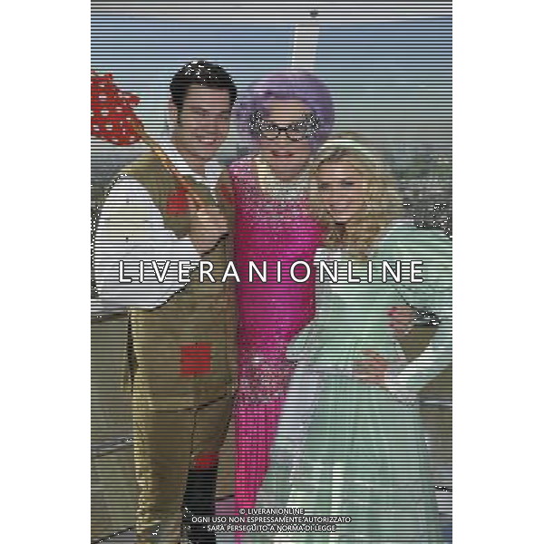 Sam Attwater, Dame Edna Everage and Anna Williamson the stars from the new wimbledon theatres pantomine Dick Whittington that runs from the 9th of December to the 15th of January went for a spin on the edf London eye 29/09/2011 - / Londra, il cast dello spettacolo teatrale Dick Whittington nel photo call di presentazione alla stampa - AG. ALDO LIVERANI SAS- ITALY ONLY *** Local Caption *** .