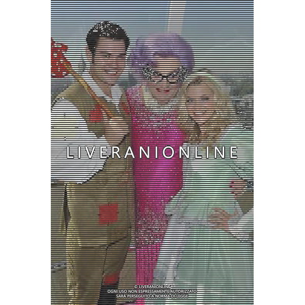 Sam Attwater, Dame Edna Everage and Anna Williamson the stars from the new wimbledon theatres pantomine Dick Whittington that runs from the 9th of December to the 15th of January went for a spin on the edf London eye 29/09/2011 - / Londra, il cast dello spettacolo teatrale Dick Whittington nel photo call di presentazione alla stampa - AG. ALDO LIVERANI SAS- ITALY ONLY *** Local Caption *** .