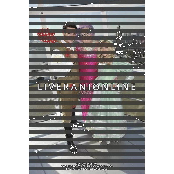 Sam Attwater, Dame Edna Everage and Anna Williamson the stars from the new wimbledon theatres pantomine Dick Whittington that runs from the 9th of December to the 15th of January went for a spin on the edf London eye 29/09/2011 - / Londra, il cast dello spettacolo teatrale Dick Whittington nel photo call di presentazione alla stampa - AG. ALDO LIVERANI SAS- ITALY ONLY *** Local Caption *** .