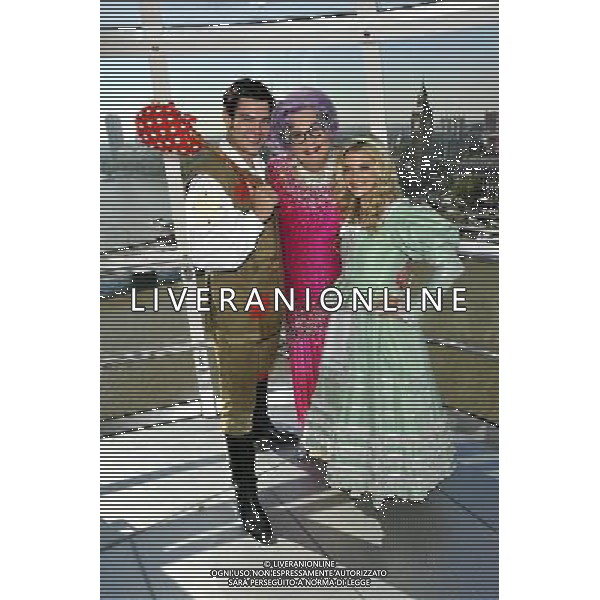 Sam Attwater, Dame Edna Everage and Anna Williamson the stars from the new wimbledon theatres pantomine Dick Whittington that runs from the 9th of December to the 15th of January went for a spin on the edf London eye 29/09/2011 - / Londra, il cast dello spettacolo teatrale Dick Whittington nel photo call di presentazione alla stampa - AG. ALDO LIVERANI SAS- ITALY ONLY *** Local Caption *** .