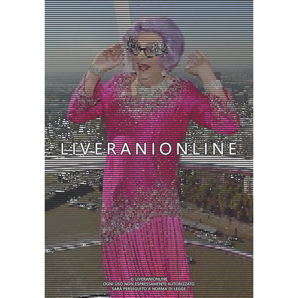 Dame Edna Everage and the stars from the new wimbledon theatres pantomine Dick Whittington that runs from the 9th of December to the 15th of January went for a spin on the edf London eye 29/09/2011 - / Londra, il cast dello spettacolo teatrale Dick Whittington nel photo call di presentazione alla stampa - AG. ALDO LIVERANI SAS- ITALY ONLY *** Local Caption *** .