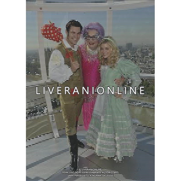 Sam Attwater, Dame Edna Everage and Anna Williamson the stars from the new wimbledon theatres pantomine Dick Whittington that runs from the 9th of December to the 15th of January went for a spin on the edf London eye 29/09/2011 - / Londra, il cast dello spettacolo teatrale Dick Whittington nel photo call di presentazione alla stampa - AG. ALDO LIVERANI SAS- ITALY ONLY *** Local Caption *** .