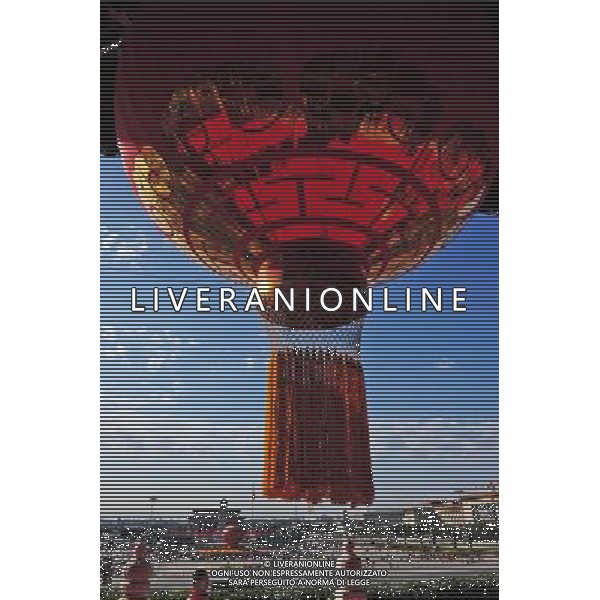 (110930) -- BEIJING, Sept. 30, 2011 () -- Photo taken on Sept. 30, 2011 shows the big lantern hung on the Tian\'anmen Rostrum in Beijing, capital of China, to celebrate the upcoming National Day on Oct. 1. (/Lu Yan) (jy) ©AG ALDO LIVERANI SAS ITALY ONLY *** Local Caption *** .