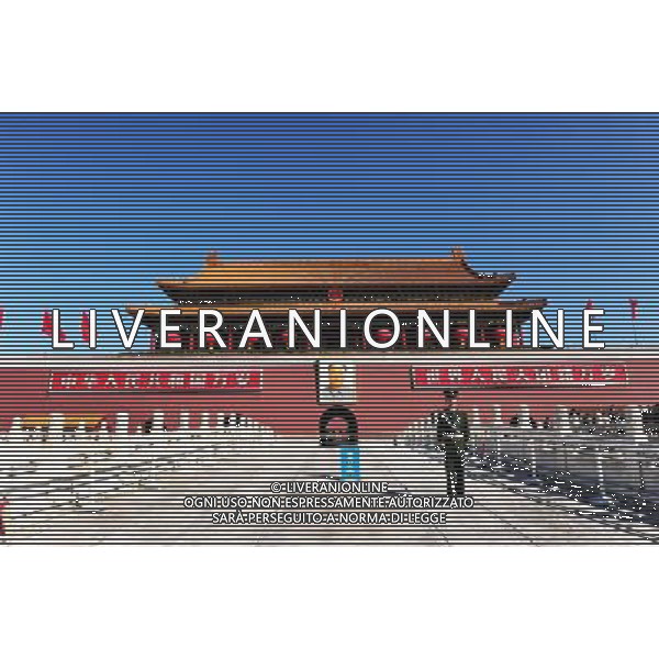 (110930) -- BEIJING, Sept. 30, 2011 () -- Photo taken on Sept. 30, 2011 shows 8 big lanterns hung on the Tian\'anmen Rostrum in Beijing, capital of China, to celebrate the upcoming National Day on Oct. 1. (/Lu Yan) (jy) ©AG ALDO LIVERANI SAS ITALY ONLY *** Local Caption *** .