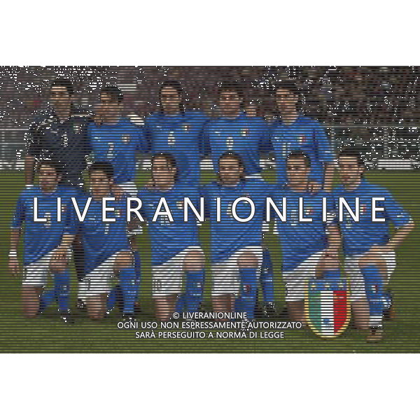 NAZIONALE ITALIANA CALCIO 2004 NELLA FOTO ITALIA TEAM Back row from left: BUFFON-PANUCCI-NESTA-VIERI-DELVECCHIO- Front row from left: PERROTTA-CAMORANESI-TOTTI-ZANETTI-CANNAVARO- ZAMBROTTA AGENZIA ALDO LIVERANI