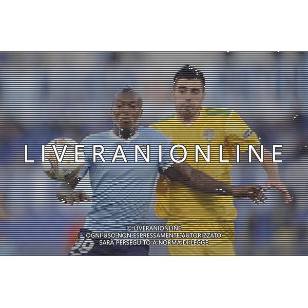 Roma - 15/09/2011 - Stadio Olimpico - Uefa Europa League 2011/2012 - Fase a gironi (Gruppo D) - Lazio vs Vaslui - nella foto: Cisse e balaur Â© Fabrizio Corradetti - Ag. Aldo Liverani sas