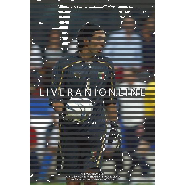 NAZIONALE ITALIANA CALCIO 2004 NELLA FOTO GIANLUIGI BUFFON AGENZIA ALDO LIVERANI