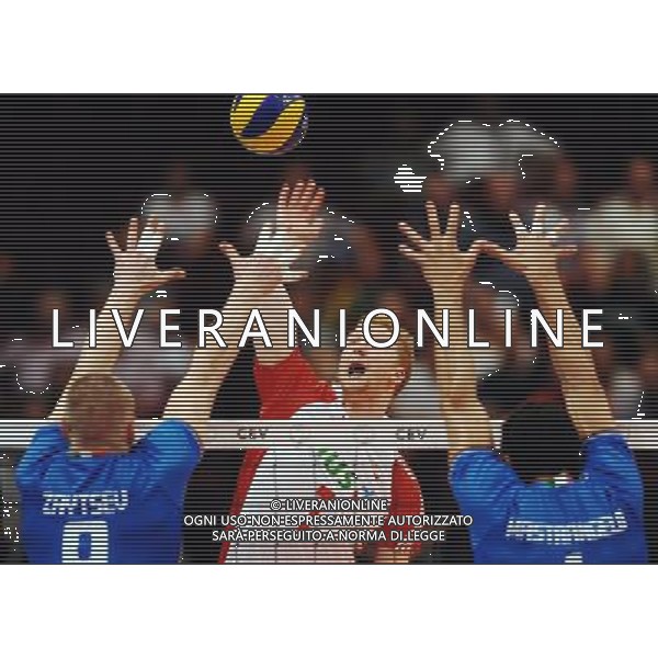 17.09.2011 WIEDEN VIENNA SIATKOWKA MEZCZYZN MISTRZOSTWA EUROPY W SIATKOWCE MEZCZYZN AUSTRIA CZECHY 2011 CEV MEN VOLLEYBALL EUROPEAN CHAMPIONSHIP SPOTKANIE BARAZOWE WLOCHY - POLSKA ITALY VS. POLAND QUARTER FINAL GAME N/Z JAKUB JAROSZ FOT LUKASZ LASKOWSKI / PRESSFOCUS NEWSPIXPL --- Newspix.pl AG ALDO LIVERANI S A S ONLY ITALY *** Local Caption *** www.newspix.pl mail us: info@newspix.pl call us: 0048 022 23 22 222 --- Polish Picture Agency by Ringier Axel Springer Poland