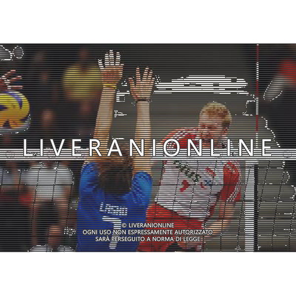 17.09.2011 WIEDEN VIENNA SIATKOWKA MEZCZYZN MISTRZOSTWA EUROPY W SIATKOWCE MEZCZYZN AUSTRIA CZECHY 2011 CEV MEN VOLLEYBALL EUROPEAN CHAMPIONSHIP SPOTKANIE BARAZOWE WLOCHY - POLSKA ITALY VS. POLAND QUARTER FINAL GAME N/Z JAKUB JAROSZ FOT LUKASZ LASKOWSKI / PRESSFOCUS NEWSPIXPL --- Newspix.pl AG ALDO LIVERANI S A S ONLY ITALY *** Local Caption *** www.newspix.pl mail us: info@newspix.pl call us: 0048 022 23 22 222 --- Polish Picture Agency by Ringier Axel Springer Poland