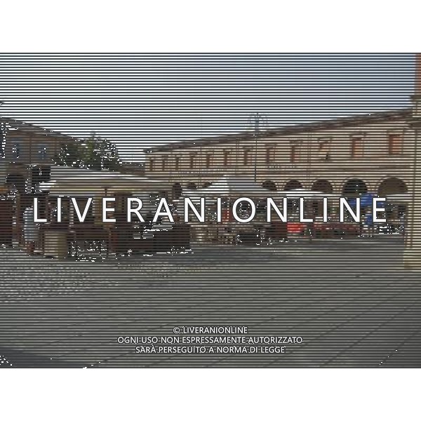 SANTARCANGELO DI ROMAGNA RIMINI SETTEMBRE 2011 NELLA FOTO MERCATO DELL\'ANTIQUARIATO NELLA PIAZZA GANGANELLI OGNI PRIMA DOMENICA DI INZIO MESE AG ALDO LIVERANI S A S