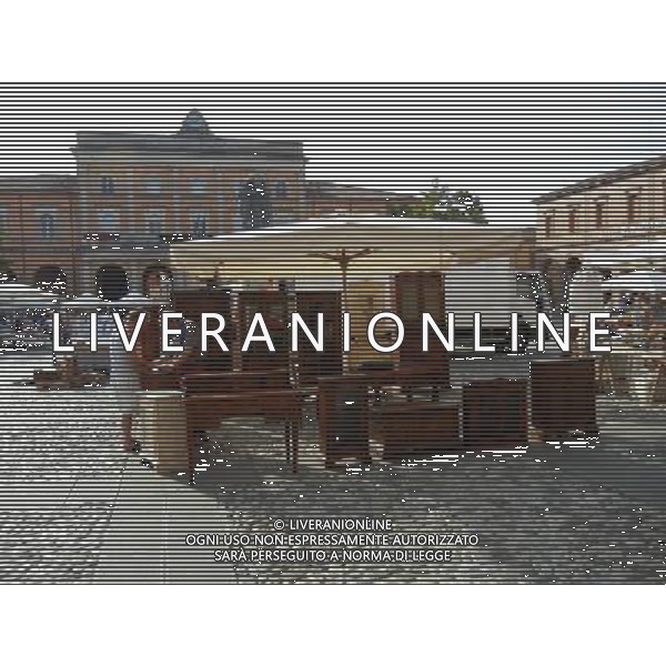 SANTARCANGELO DI ROMAGNA RIMINI SETTEMBRE 2011 NELLA FOTO MERCATO DELL\'ANTIQUARIATO NELLA PIAZZA GANGANELLI OGNI PRIMA DOMENICA DI INZIO MESE AG ALDO LIVERANI S A S