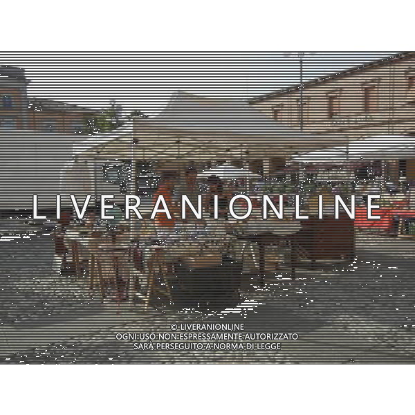 SANTARCANGELO DI ROMAGNA RIMINI SETTEMBRE 2011 NELLA FOTO MERCATO DELL\'ANTIQUARIATO NELLA PIAZZA GANGANELLI OGNI PRIMA DOMENICA DI INZIO MESE AG ALDO LIVERANI S A S