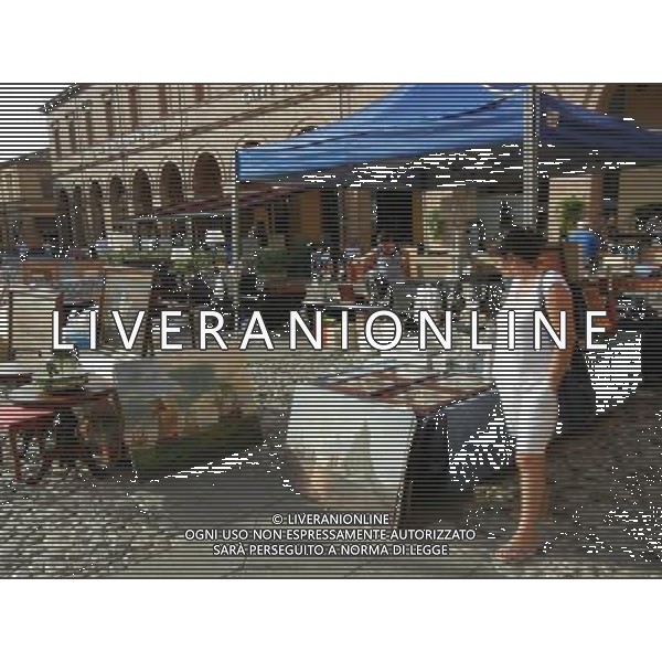 SANTARCANGELO DI ROMAGNA RIMINI SETTEMBRE 2011 NELLA FOTO MERCATO DELL\'ANTIQUARIATO NELLA PIAZZA GANGANELLI OGNI PRIMA DOMENICA DI INZIO MESE AG ALDO LIVERANI S A S