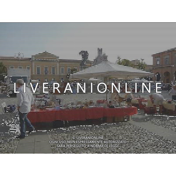 SANTARCANGELO DI ROMAGNA RIMINI SETTEMBRE 2011 NELLA FOTO MERCATO DELL\'ANTIQUARIATO NELLA PIAZZA GANGANELLI OGNI PRIMA DOMENICA DI INZIO MESE AG ALDO LIVERANI S A S