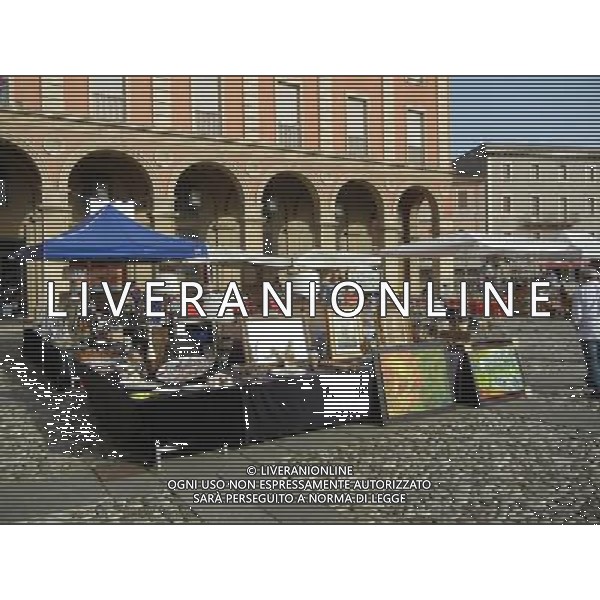 SANTARCANGELO DI ROMAGNA RIMINI SETTEMBRE 2011 NELLA FOTO MERCATO DELL\'ANTIQUARIATO NELLA PIAZZA GANGANELLI OGNI PRIMA DOMENICA DI INZIO MESE AG ALDO LIVERANI S A S