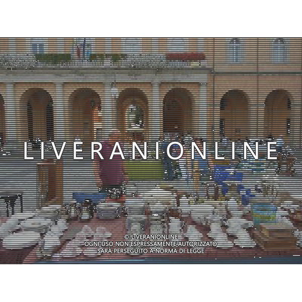 SANTARCANGELO DI ROMAGNA RIMINI SETTEMBRE 2011 NELLA FOTO MERCATO DELL\'ANTIQUARIATO NELLA PIAZZA GANGANELLI OGNI PRIMA DOMENICA DI INZIO MESE AG ALDO LIVERANI S A S