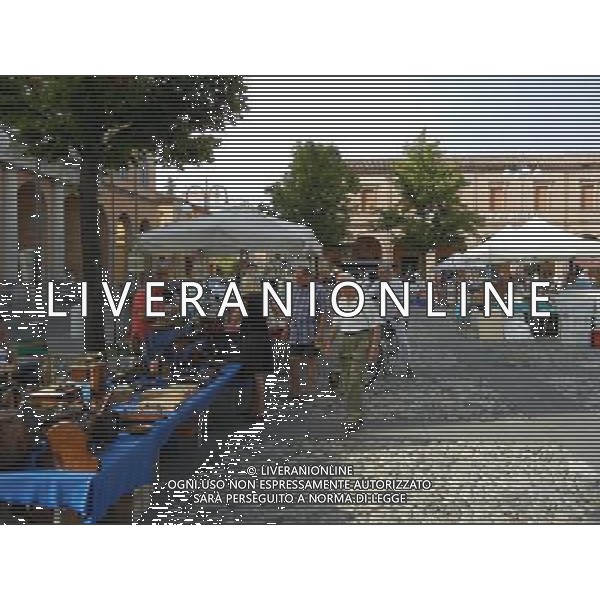 SANTARCANGELO DI ROMAGNA RIMINI SETTEMBRE 2011 NELLA FOTO MERCATO DELL\'ANTIQUARIATO NELLA PIAZZA GANGANELLI OGNI PRIMA DOMENICA DI INZIO MESE AG ALDO LIVERANI S A S