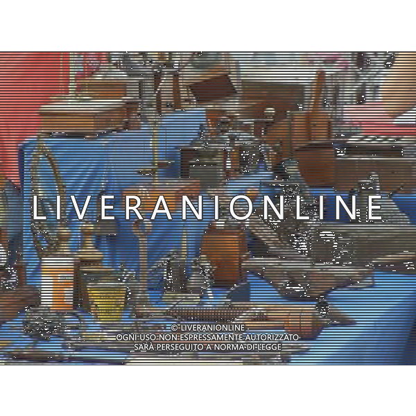 SANTARCANGELO DI ROMAGNA RIMINI SETTEMBRE 2011 NELLA FOTO MERCATO DELL\'ANTIQUARIATO NELLA PIAZZA GANGANELLI OGNI PRIMA DOMENICA DI INZIO MESE AG ALDO LIVERANI S A S