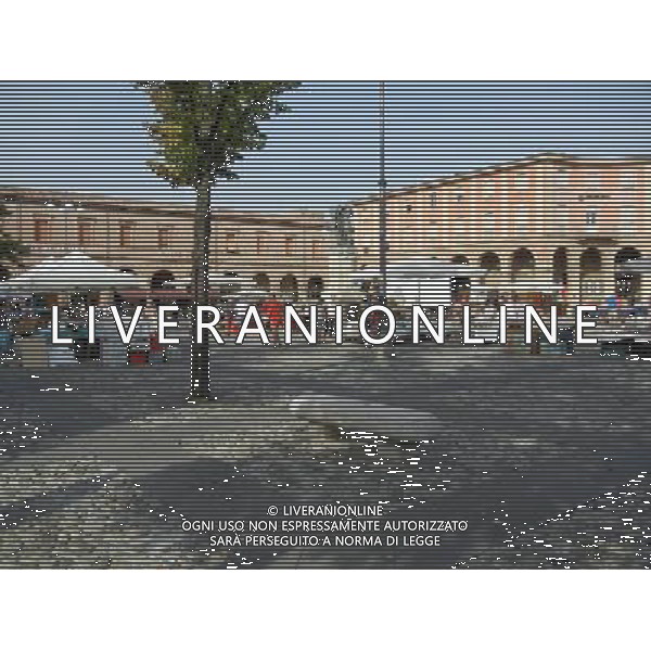 SANTARCANGELO DI ROMAGNA RIMINI SETTEMBRE 2011 NELLA FOTO MERCATO DELL\'ANTIQUARIATO NELLA PIAZZA GANGANELLI OGNI PRIMA DOMENICA DI INZIO MESE AG ALDO LIVERANI S A S