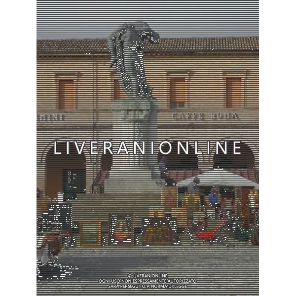 SANTARCANGELO DI ROMAGNA RIMINI SETTEMBRE 2011 NELLA FOTO MERCATO DELL\'ANTIQUARIATO NELLA PIAZZA GANGANELLI OGNI PRIMA DOMENICA DI INZIO MESE AG ALDO LIVERANI S A S