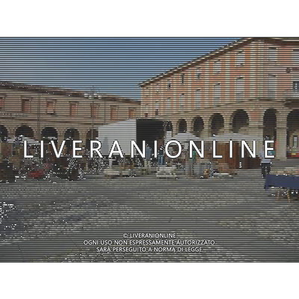 SANTARCANGELO DI ROMAGNA RIMINI SETTEMBRE 2011 NELLA FOTO MERCATO DELL\'ANTIQUARIATO NELLA PIAZZA GANGANELLI OGNI PRIMA DOMENICA DI INZIO MESE AG ALDO LIVERANI S A S