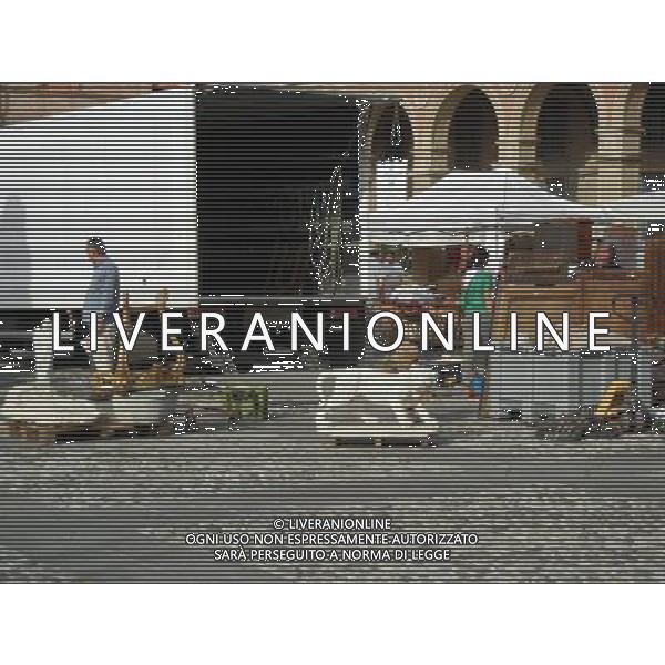 SANTARCANGELO DI ROMAGNA RIMINI SETTEMBRE 2011 NELLA FOTO MERCATO DELL\'ANTIQUARIATO NELLA PIAZZA GANGANELLI OGNI PRIMA DOMENICA DI INZIO MESE AG ALDO LIVERANI S A S