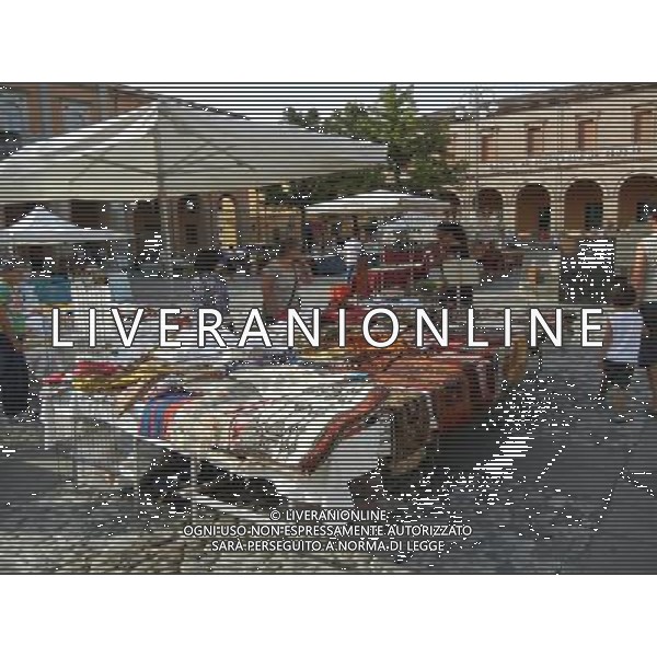 SANTARCANGELO DI ROMAGNA RIMINI SETTEMBRE 2011 NELLA FOTO MERCATO DELL\'ANTIQUARIATO NELLA PIAZZA GANGANELLI OGNI PRIMA DOMENICA DI INZIO MESE AG ALDO LIVERANI S A S