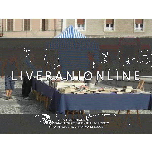 SANTARCANGELO DI ROMAGNA RIMINI SETTEMBRE 2011 NELLA FOTO MERCATO DELL\'ANTIQUARIATO NELLA PIAZZA GANGANELLI OGNI PRIMA DOMENICA DI INZIO MESE AG ALDO LIVERANI S A S