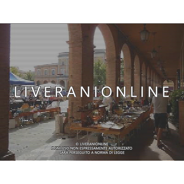 SANTARCANGELO DI ROMAGNA RIMINI SETTEMBRE 2011 NELLA FOTO MERCATO DELL\'ANTIQUARIATO NELLA PIAZZA GANGANELLI OGNI PRIMA DOMENICA DI INZIO MESE AG ALDO LIVERANI S A S