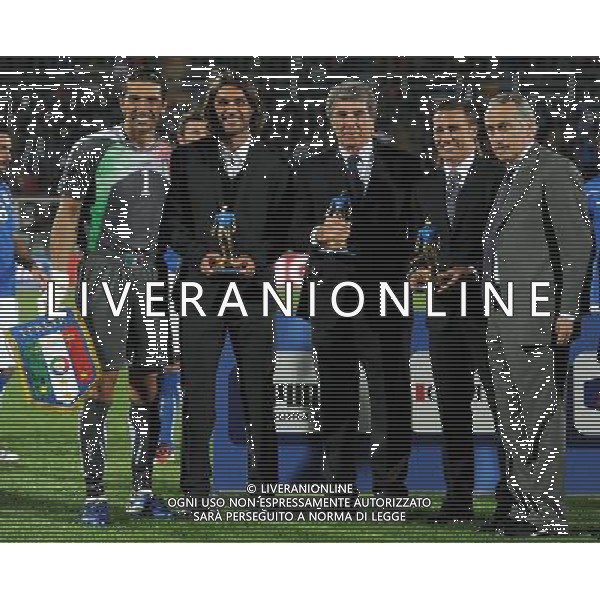 Qualificazioni ai Campionati Europei UEFA EURO 2012 Gruppo C Pescara - 11.10.2011 Italia-Irlanda del Nord Nella Foto: gianluigi buffon, paolo maldini, dino zoff, fabio cannavaro e giancarlo abete, foto di gruppo dei giocatori premiati dalla uefa e dalla figc /Ph.Vitez-Ag. Aldo Liverani