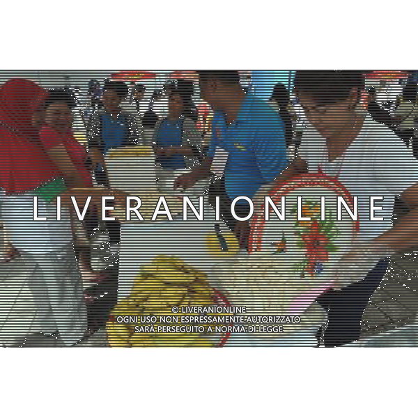 (111013) BANGKOK, Oct. 13, 2011 () Volunteers prepare fruit at a temporary shelter for people displaced by floods, at Thammasat University Convention Center in Thailand\'s capital Bangkok on Oct. 13, 2011. A total of 283 people were confirmed dead and two others were missing in the floods that have inundated the upper part of the country for almost three months, the Disaster Prevention and Mitigation Department reported on Thursday. (/Song Zhenping) (nxl)