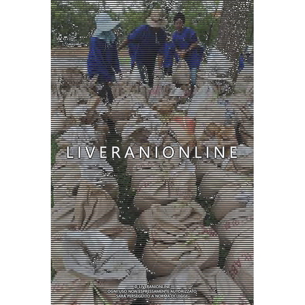 (111013) BANGKOK, Oct. 13, 2011 () Residents prepare sandbags to be used to block floodwaters in Rangsit of Pathum Thani province, Thailand, on Oct. 13, 2011. A total of 283 people were confirmed dead and two others were missing in the floods that have inundated the upper part of the country for almost three months, the Disaster Prevention and Mitigation Department reported on Thursday. (/Song Zhenping) (nxl)
