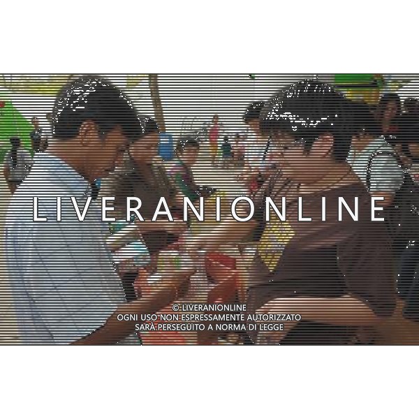 (111013) BANGKOK, Oct. 13, 2011 () Volunteers distribute food at a temporary shelter for people displaced by floods, at Thammasat University Convention Center in Thailand\'s capital Bangkok on Oct. 13, 2011. A total of 283 people were confirmed dead and two others were missing in the floods that have inundated the upper part of the country for almost three months, the Disaster Prevention and Mitigation Department reported on Thursday. (/Song Zhenping) (nxl)