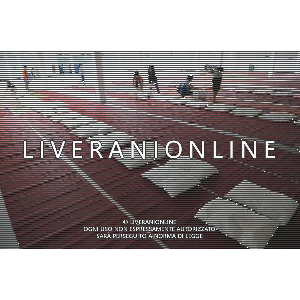 (111013) BANGKOK, Oct. 13, 2011 () Volunteers prepare mattresses for newcomers at a temporary shelter for people displaced by floods, at Thammasat University Convention Center in Thailand\'s capital Bangkok on Oct. 13, 2011. A total of 283 people were confirmed dead and two others were missing in the floods that have inundated the upper part of the country for almost three months, the Disaster Prevention and Mitigation Department reported on Thursday. (/Song Zhenping) (nxl)